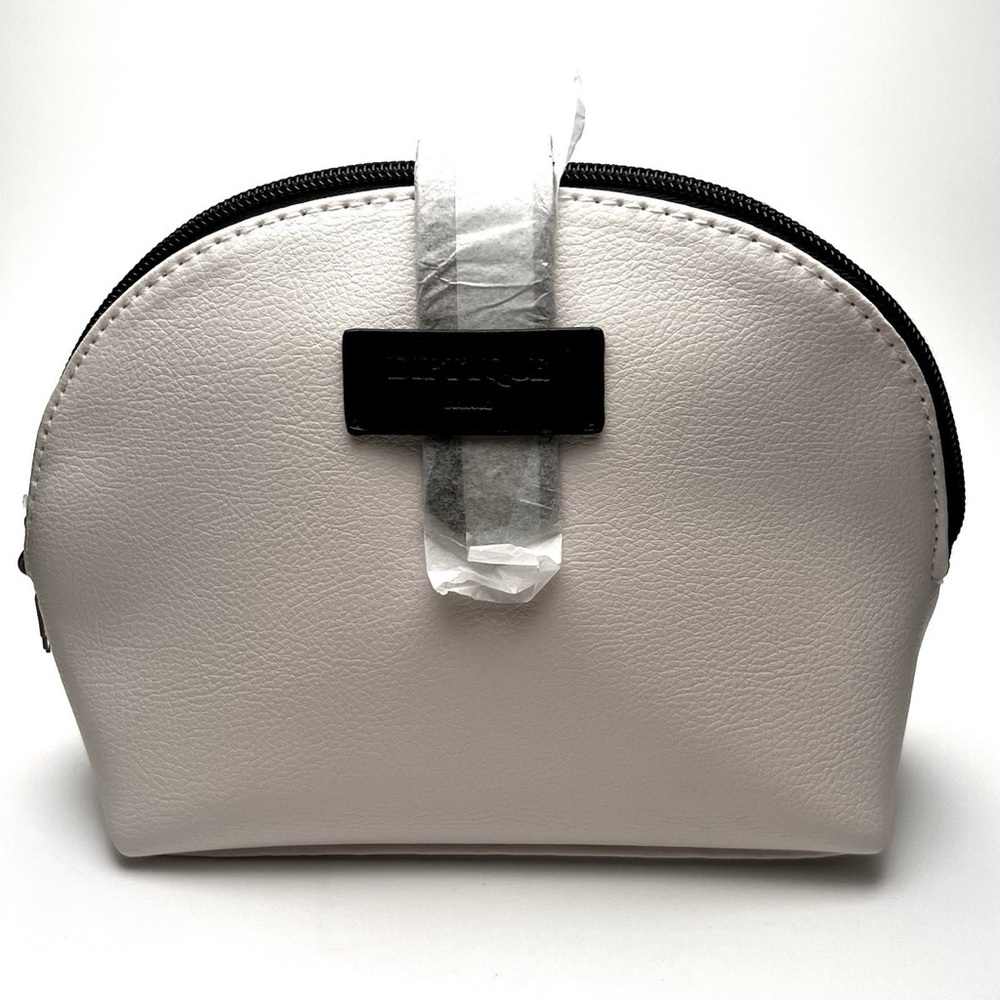 New Dyptique/Qatar Airways Set:
-Lotion
-Face Cream
-Eau de Toilette 
-socks
bag